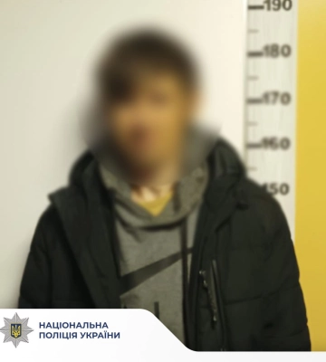 У Києві поліцейські затримали злодюгу, який на вулиці побив та пограбував чоловіка