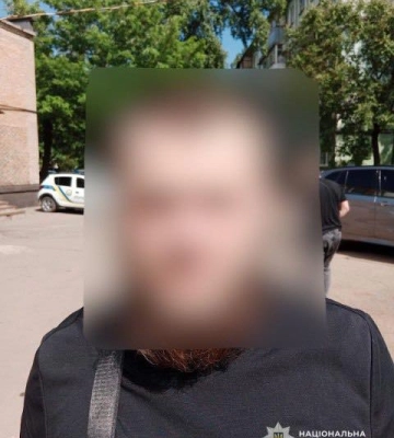 У Кривому Розі затримала рецидивіста, який із газовим балончиком пограбував людину