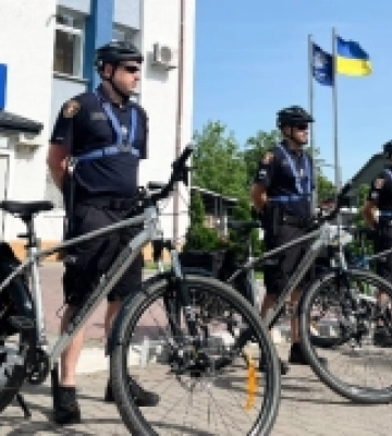 Луцькі поліцейські сіли на велосипеди, щоб покращити бузпеку міста (Фото)