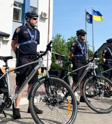Луцькі поліцейські сіли на велосипеди, щоб покращити бузпеку міста (Фото)