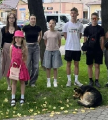 Ілюзія безпеки зруйнувалась: на Трійцю у Рожищі діти збирають гроші на ремонт авто для ЗСУ. ФОТО Ілюзія безпеки зруйнувалась: на Трійцю у Рожищі діти збирають гроші на ремонт авто для ЗСУ. ФОТО