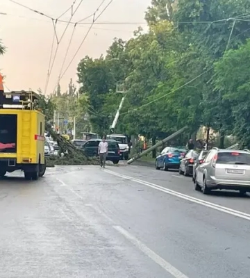 Київ накрила потужна злива з градом — попадали дерева, відео
