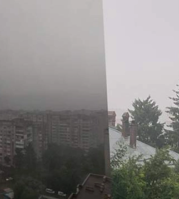 Чорні хмари та потужна гроза накрили Львів: жителі поділилися кадрами недільної негоди