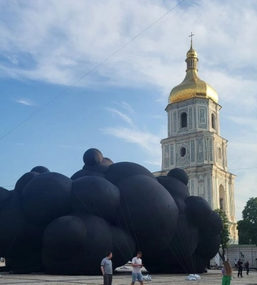 У Києві представили скульптуру «Чорна хмара», яку Україна повезе на Burning Man