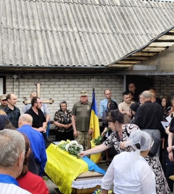 У Ківерцях на колінах зустріли загиблого воїна Володимира Зелінського 