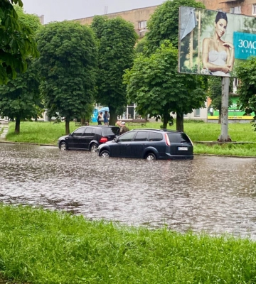 Злива з градом та затопленні вулиці: Львівщину накрила негода. Фото