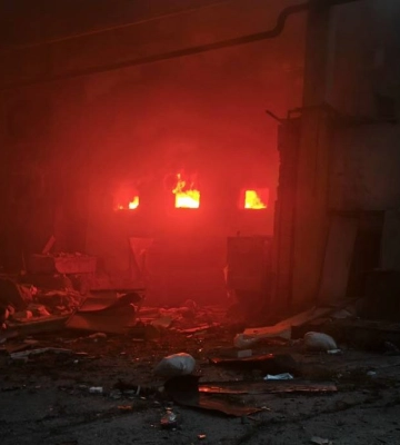 Рятувальники все ще гасять пожежу на підприємстві в Харкові – дані ДСНС