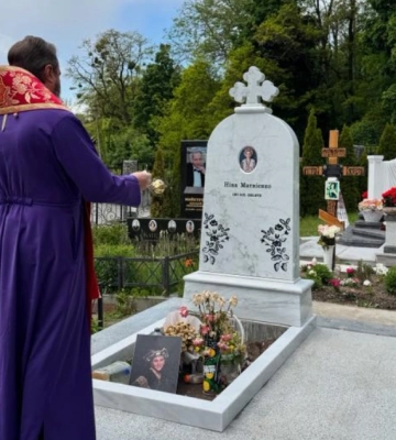 Даже цветочек не посадили: Нине Матвиенко поставили памятник с грубой ошибкой 