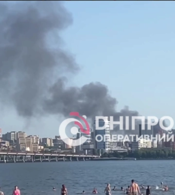 Чорний стовп диму над Дніпром: масштабна пожежа знищила будівлі та авто