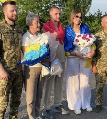 Звільненого з полону прикордонника зустріли у Могилеві-Подільському (фото, відео) Звільненого з полону прикордонника зустріли у Могилеві-Подільському (фото, відео)