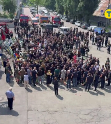Із рятувальниками Павлом Єзгором, Данилом Скадіним та Андрієм Ременним, загиблими під час повторного удару РФ, прощаються у Києві. ВIДЕО