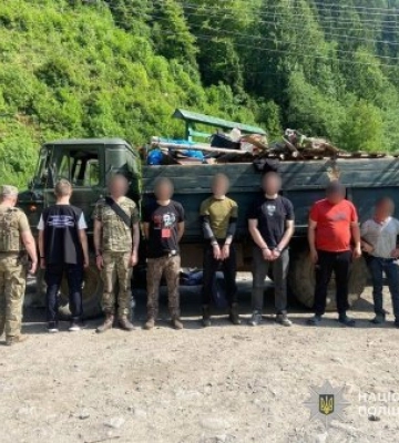Таємне сховище в кузові вантажівки: на Рахівщині викрито канал незаконного переправлення чоловіків через кордон Таємне сховище в кузові вантажівки: на Рахівщині викрито канал незаконного переправлення чоловіків через кордон