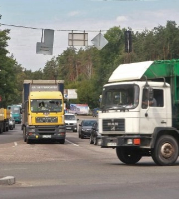 У Києві через спеку ввели обмеження руху вантажівок