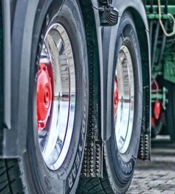 У Києві через спекотну погоду ввели обмеження руху вантажівок