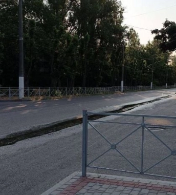 На центральном проспекте Мелитополя река из нечистот образовала озеро 