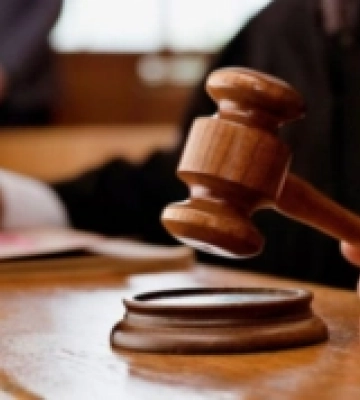 Судитимуть чоловіка, який стріляв по колесах вантажівки з мисливської рушниці