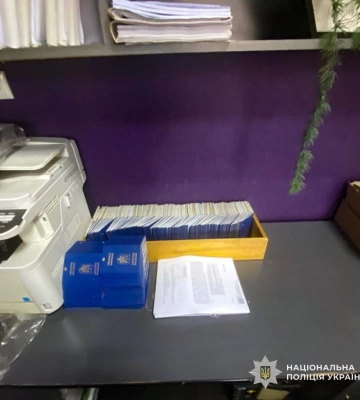 На Тячівщині працівниця міграційної служби зі спільниками за хабарі виготовляла пришвидшені паспорти
