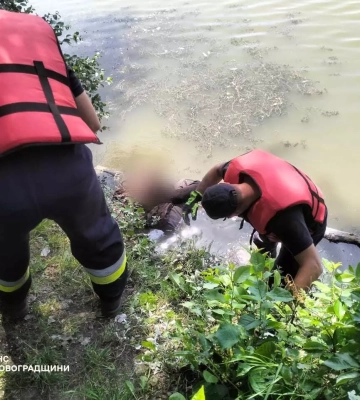 На Кіровоградщині рятувальники ДСНС дістали з водойми тіло потопельника