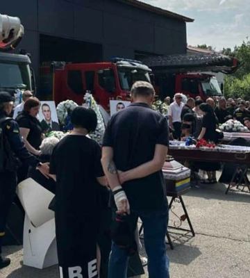 Київ попрощався з рятувальниками, які загинули під час ліквідації наслідків обстрілу 