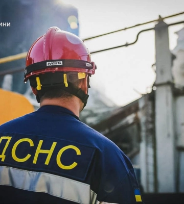 У Харкові після обстрілу другий день гасять пожежу на підприємстві - у підвалі під завалами можуть бути люди