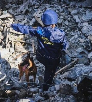 Атака РФ по підприємству в Харкові 7 червня: ліквідація пожежі та аварійно-рятувальні роботи досі тривають, під завалами можуть перебувати 6 осіб. ФОТОрепортаж