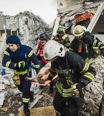 У Харкові після обстрілу другий день гасять пожежу на підприємстві - у підвалі під завалами можуть бути люди