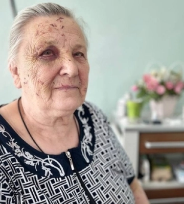 «Осколками засипало лице, рука юшила»: 86-річна лучанка розповіла, як потрапила у лікарню після атаки рф (відео)