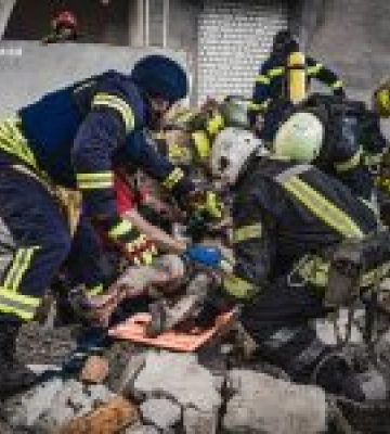 Рятувальники продовжують операцію після російської атаки в Харкові