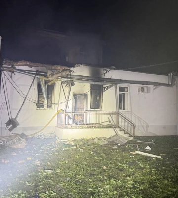 В Одесі російський дрон влучив у пологовий будинок, там спалахнула пожежа