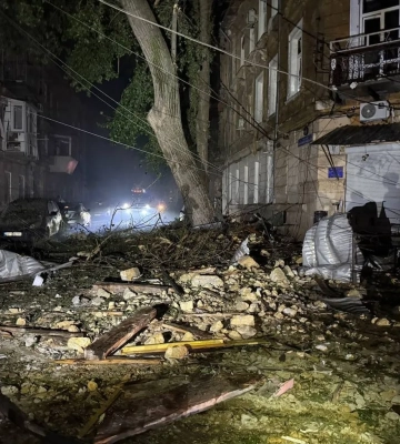 В Одесі російський дрон влучив у пологовий будинок, там спалахнула пожежа