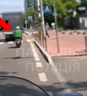 У Києві покарали водія скутера, який не пропустив пішоходів – відео