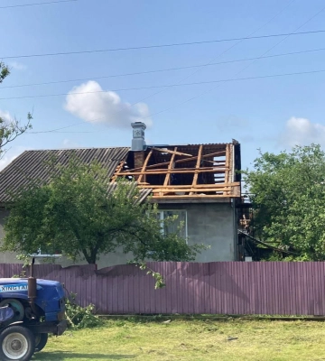Зірвані дахи та потрощені паркани: негода понівечила село на Рівненщині. Фото