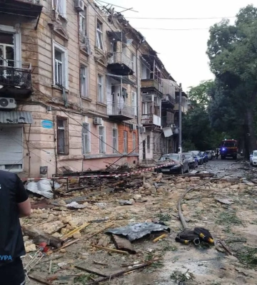 В Одесі російський дрон влучив у пологовий будинок, там спалахнула пожежа