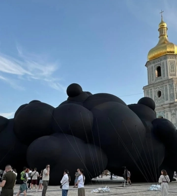 Інсталяцію “Чорна хмара”, продюсовану херсонкою Марією Мороз, покажуть на фестивалі у США