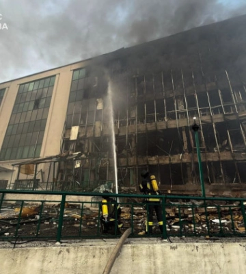 У Києві залучили гелікоптер для гасіння пожеж після обстрілу, відео