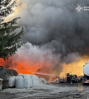 В Олександрії чотири години долають пожежу складської будівлі (ФОТО)