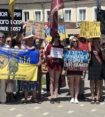«Надія сильніша за страх»: у Миколаєві відбулась акція-нагадування про полонених та безвісти зниклих військових