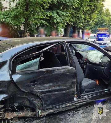 На Житомирщині легковик влетів у стовп: нетверезий водій та його пасажир у лікарні. ФОТО