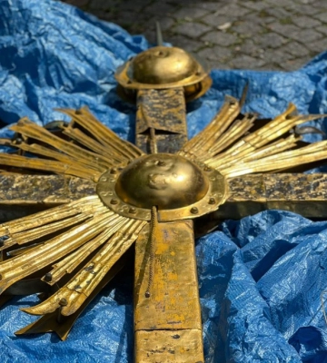 У Львові з собору Святого Юра  зняли головний хрест  (відео)