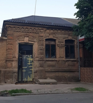 Старовинні дерев'яні двері з будівлі у середмісті Кропивницького замінили на сучасні 