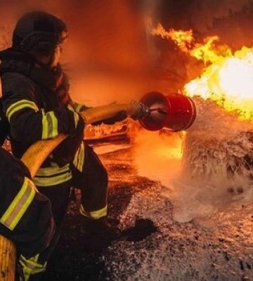 Ліквідовано масштабну пожежу на промисловому об’єкті у Борисполі, спричинену ударом РФ. ФОТОрепортаж