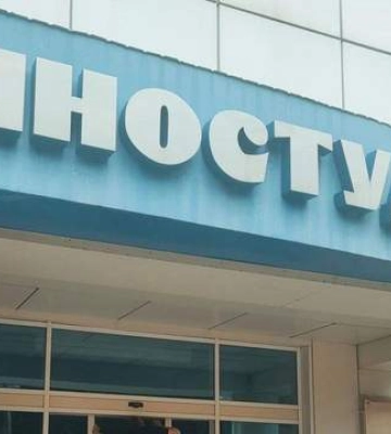 Одеська кіностудія зазнала пошкоджень через атаку шахедів — знищені декорації до фільму «Довженко»