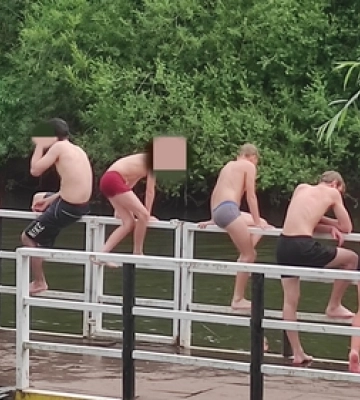 У луцькому парку відпочивальники стрибають з небезпечного причалу, а на дні – бетонна плита 