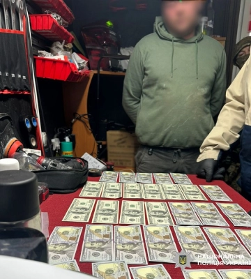 На Буковині затримали чоловіка, який за $10000 обіцяв оформити військовозобов’язаним непридатність до служби