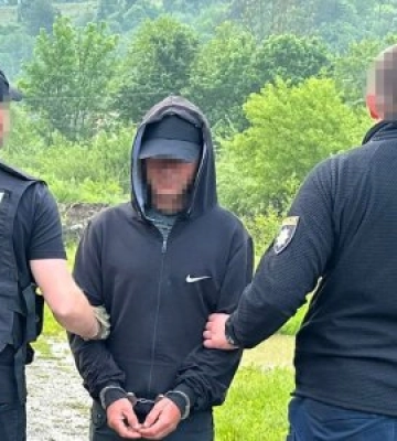 СБУ та Нацполіція затримали ділка, який намагався продавати зброю на Закарпатті