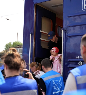 У Мукачево прибув евакуаційний потяг із 12 мешканцями прифронтових регіонів