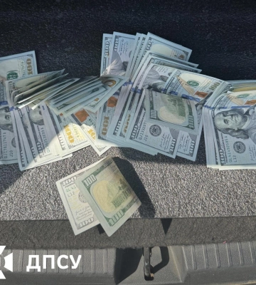 Пропонували по дві тисячі доларів: двох черкащан підозрюють у спробі підкупу прикордонника