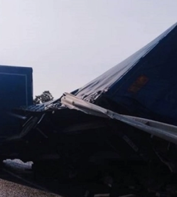 На «Варшавці» вантажівка пошкодила відбійник на мосту 