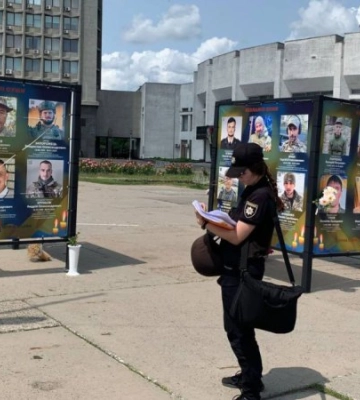 У Сумах невідомий пошкодив один із банерів на Алеї Слави