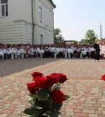 Останній дзвінок пролунав для випускників Мостиської громади